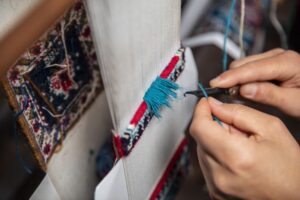 HOW HANDMADE RUGS ARE BETTER CHOICE OVER MACHINE MADE RUGS?